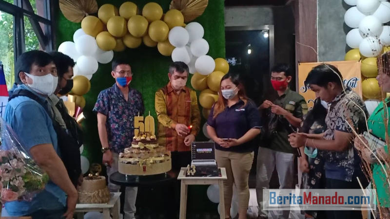 emasangan lilin ulang tahun ke-13 pimpinan dan staf BeritaManado.com.