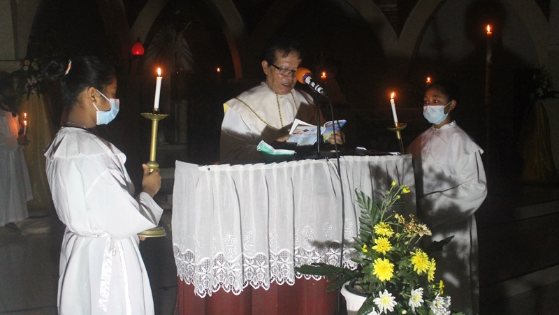 Misa Vigili Paskah Paroki St. Petrus Langowan Sederhana Namun Meriah