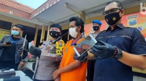 Nenek Kalahkan Pencuri Bersenjata dengan Menerkam Kemaluannya