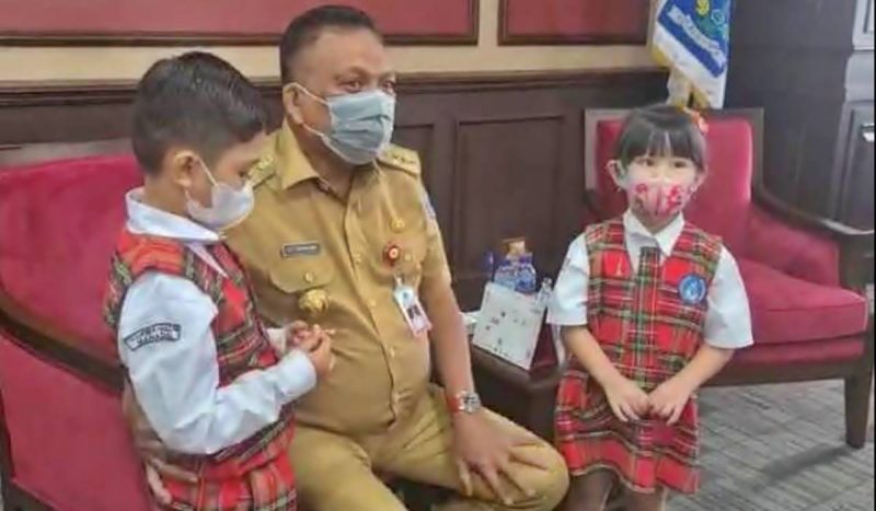 Adik Aurora Andresen dan Louis Tahulending, murid TK Eben Haezar dan Gubernur Sulut  Olly Dondokambey, Rabu (4/5/2021).