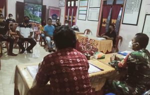 Komsos Bersama Karang Taruna, Babinsa Siau Antisipasi Penyebaran COVID-19 Jelang Lebaran