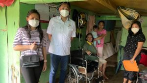 Tindaklanjuti Asmara, Herol Kaawoan Bersama Dinkes Salurkan Kursi Roda