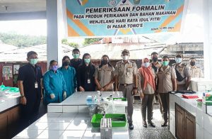 Jelang Lebaran, SKIPM Tahuna dan Loka POM Sangihe Lakukan Pemeriksaan Ikan di Pasar Towo’e