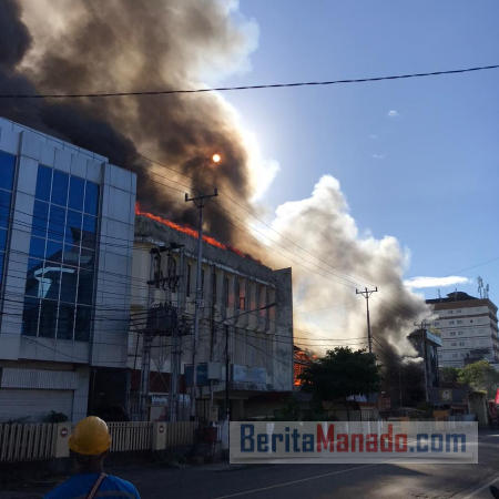 Kompleks Eks RM Ria Rio Terbakar, Api Menjalar Hingga Gedung PWI