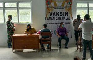 Bhabinkamtibmas dan Babinsa Dampingi Vaksinasi Bagi Pedagang di Pasar Manganitu