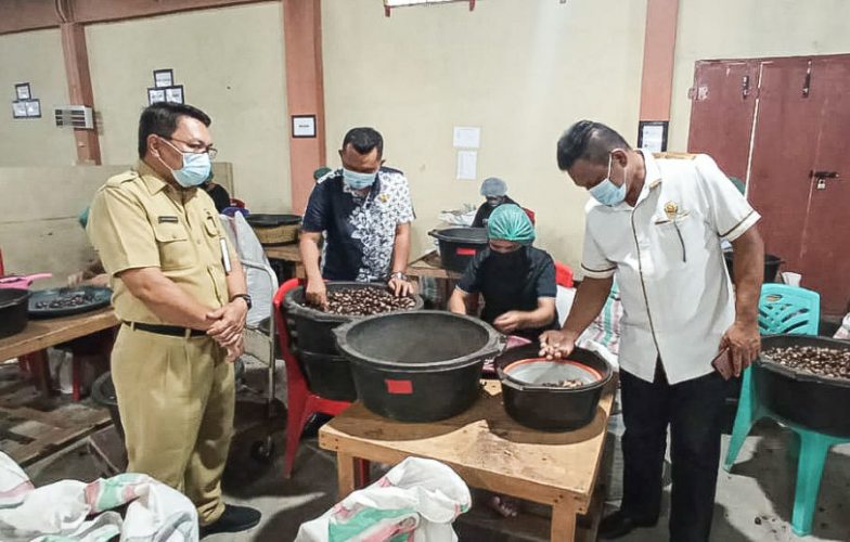 Kolaborasi Disnakerda-DPRD Sangihe, Lakukan Sidak di Sejumlah Toko dan Tempat Usaha