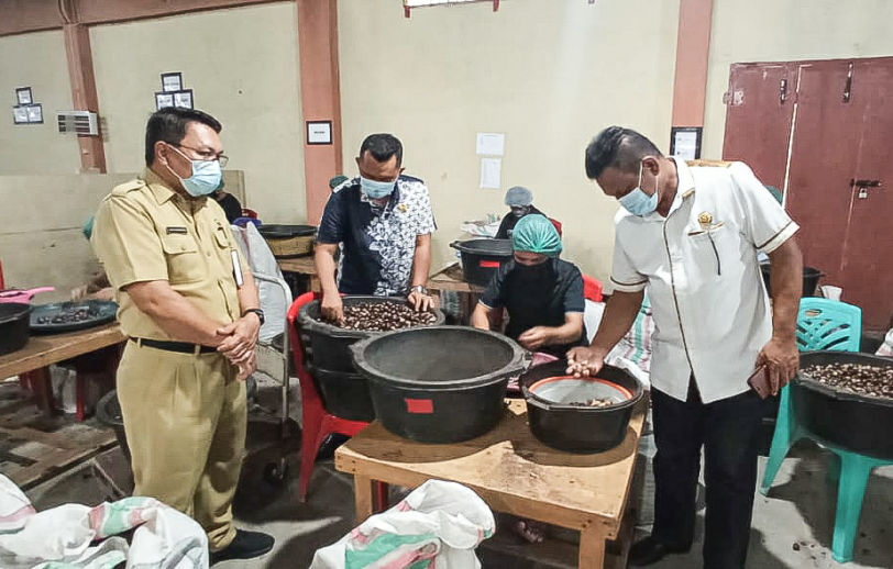 Kolaborasi Disnakerda-DPRD Sangihe, Lakukan Sidak di Sejumlah Toko dan Tempat Usaha
