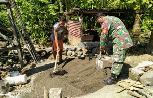 Mengabdi Untuk Masyarakat, Babinsa Kendahe Bantu Pembuatan Pondasi Rumah Warga