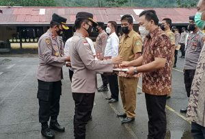 Serahkan Piagam Penghargaan Kapolda Sulut, Kapolres Sangihe: Terima Kasih Kepada Semua Pihak Yang Telah Membantu Tugas Polri