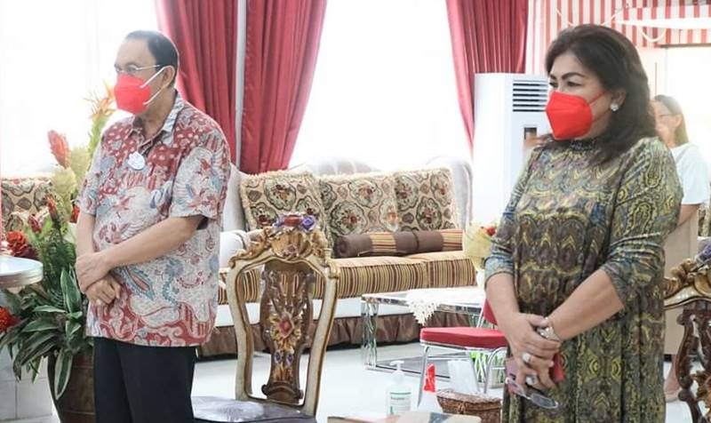 Royke Roring bersama istri