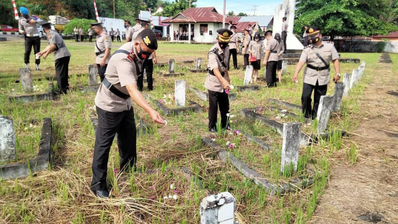Menjelang Hari Bhayangkara ke-75, Ini Yang Dilakukan Polres Minsel di TMP Amurang