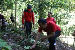 “Banteng” Tomohon Tanam Pohon dan Bersih DAS di Pinaras