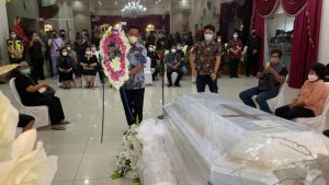Wagub Steven Kandouw Pimpin Persemayaman Alm Helmud Hontong di Ruang VVIP Bandara Sam Ratulangi