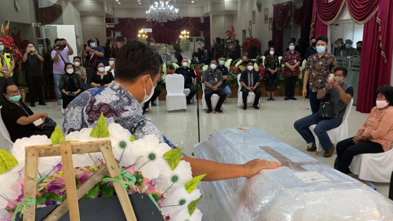 Wagub Steven Kandouw Pimpin Persemayaman Alm Helmud Hontong di Ruang VVIP Bandara Sam Ratulangi