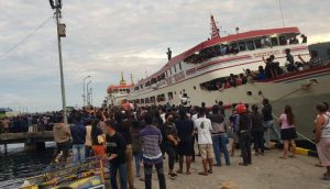 Warga dan Pemkab Kepulauan Sangihe Sambut Kedatangan Jenazah Helmud Hontong