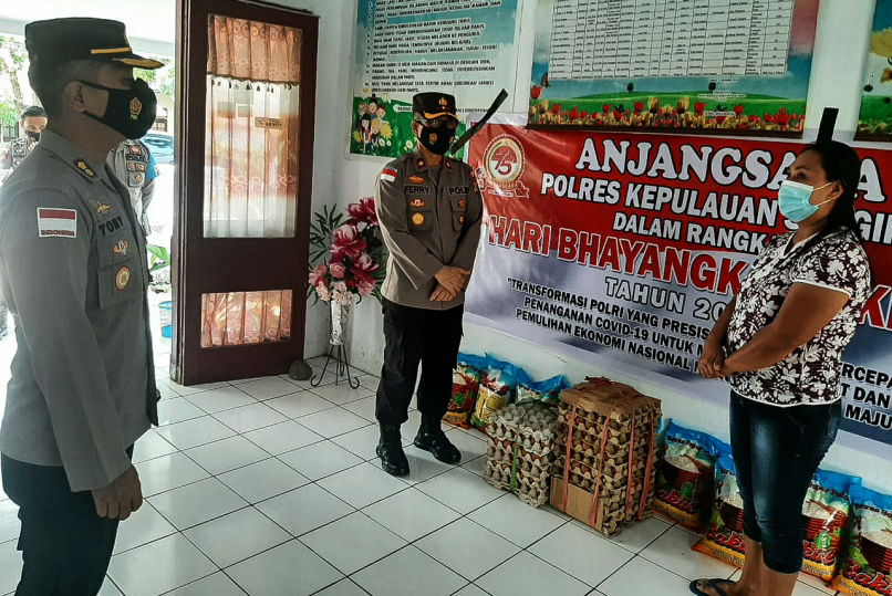 Bagikan Bapok Dalam Rangka HUT ke-75 Bhayangkara, Kapolres Sangihe Anjangsana ke Sejumlah Panti Asuhan