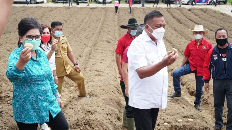 Gubernur Olly Dondokambey Canangkan Desa Makaaruyen dan Ranoyapo Jadi Kawasan Hortikultura
