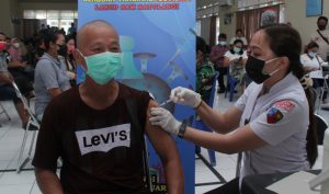 Warga Kompleks Lanud Sam Ratulangi Antusias Ikuti Serbuan Vaksinasi