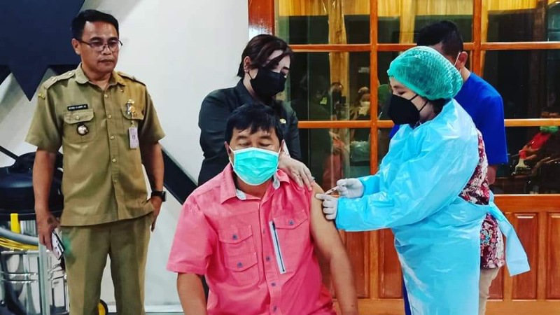 Divaksin Dosis Kedua, James Sumendap: Jangan Takut, Vaksin dari Pemerintah Baik