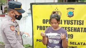 Giliran Kapolsek Lembeh Selatan Bagikan Masker Gratis
