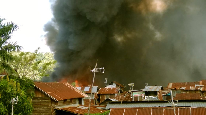 Pasar Tua Bitung Terbakar, Warga Panik Selamatkan Barang-barang