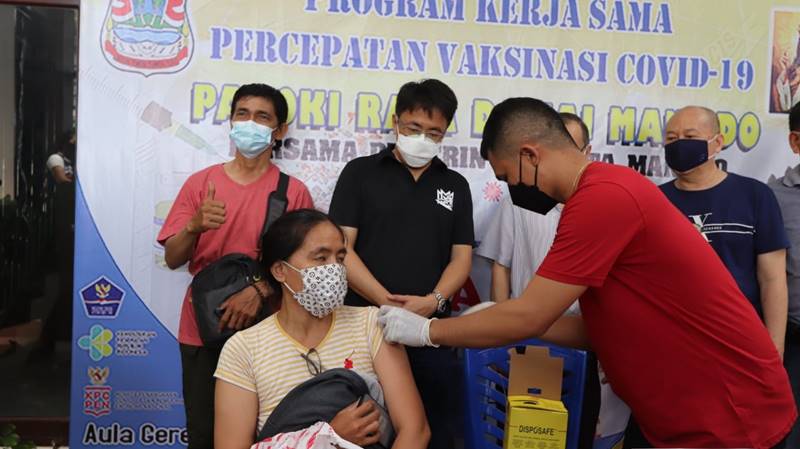 Wali Kota terlihat berbaur dengan peserta vaksin Covid-19 di GMIM Anugerah Tingkulu, Gereja Katolik Paroki Raja Damai dan di Tikala Baru, Sabtu (26/6/2021). Foto ist.