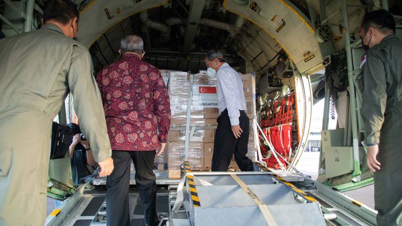 Singapura Kirim Bantuan Alat Kesehatan ke Indonesia