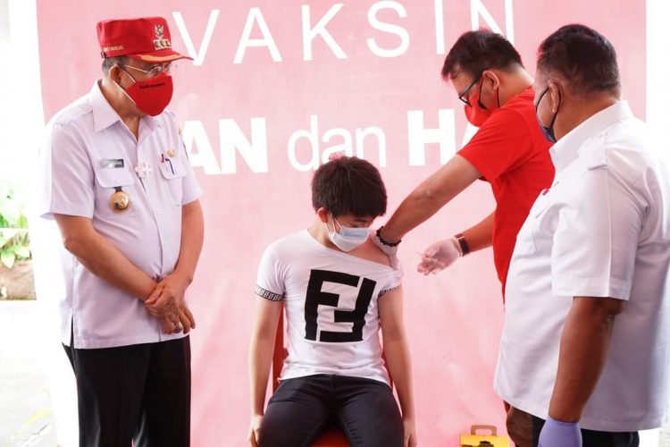 Royke Roring - Robby Dondokambey Tinjau Vaksinasi Anak Sekolah