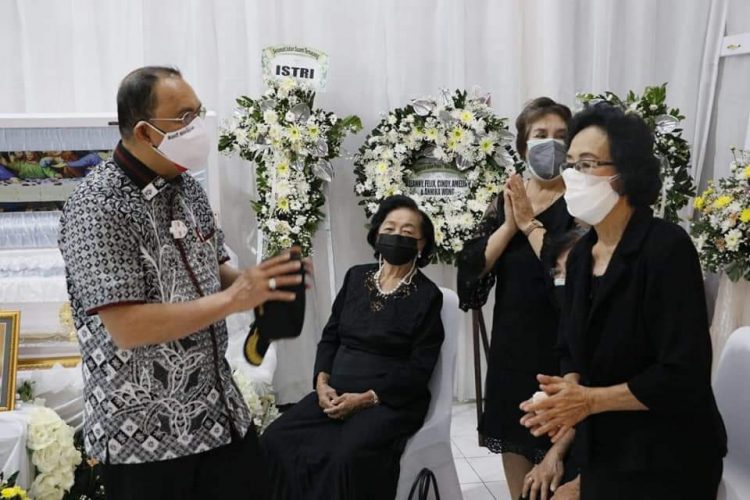 Royke Roring Melayat Ke Rumah Duka Waani Palit