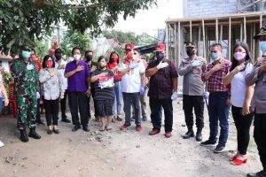 Royke Roring Salurkan Bantuan Pemkab Minahasa Bagi Warga Korban Kebakaran Tondano