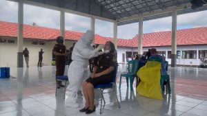 Keluarga Besar Kejari Tomohon Diswab PCR, Fien Ering Ajak Masyarakat Bantu Pemerintah