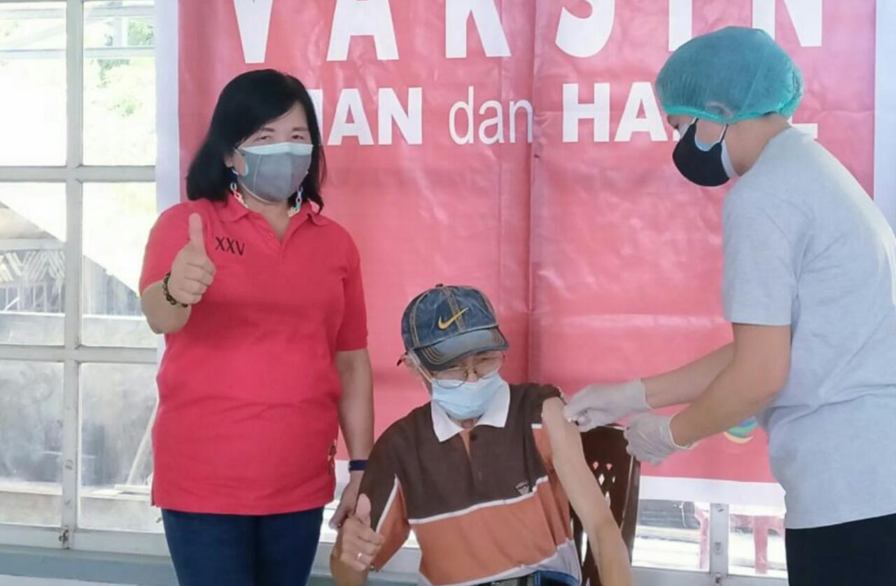 Lansia 74 Tahun Terima Vaksin, Camat Langowan Utara Pantau Vaksinasi