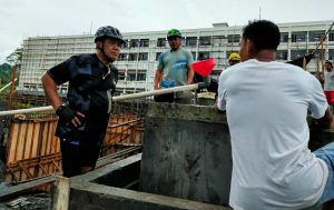 Sambil Bersepeda, Bupati Jabes Gaghana Tinjau Pembangunan Hotel dan Mall Malebur