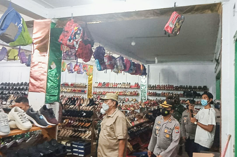 Pantau Langsung Penerapan PPKM, Bupati Jabes Gaghana dan Forkopimda Sidak Sejumlah Toko di Puskot Tahuna