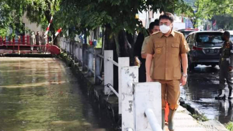 Jalan Kaki, Andrei Angouw Cari Tahu Penyebab Luapan Air di Tikala