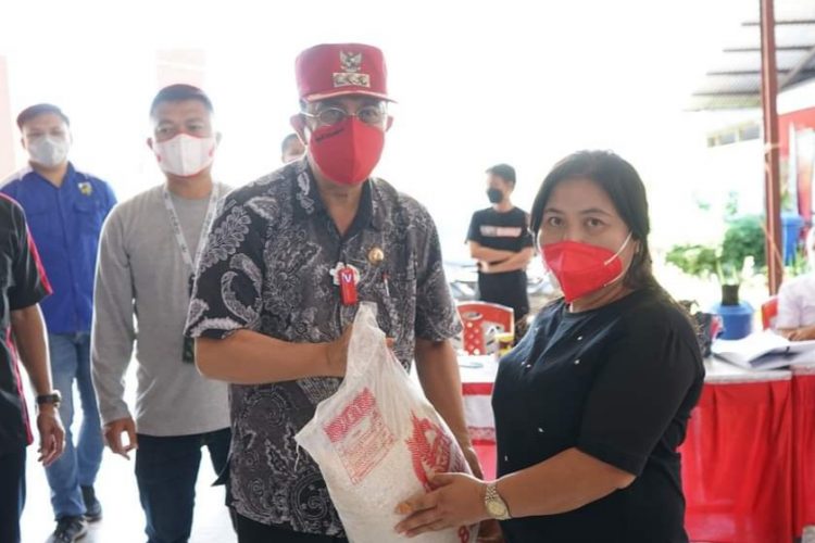 Royke Roring Salurkan Bantuan Beras PPKM di Minahasa