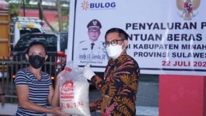 Perdana, Bupati Joune Ganda Mulai Salurkan Bantuan Beras PPKM