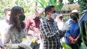 Bupati Joune Ganda dan Istri Door to Door Bagikan Bantuan Bagi Warga yang Isoman