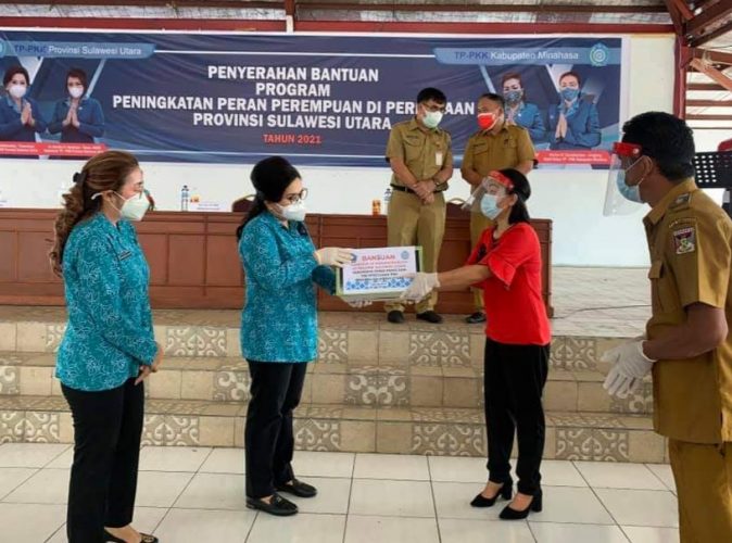 Martina Lengkong Serahkan Bantuan Peralatan Catering