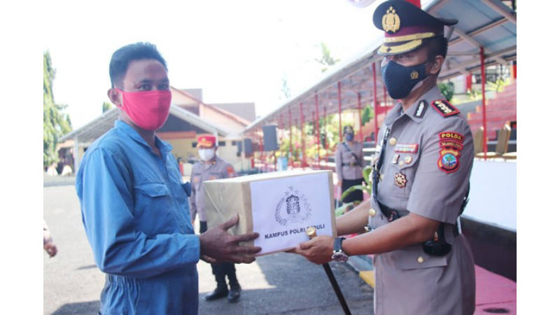 Kampus Polri Peduli, SPN Polda Sulut Salurkan Sembako Bagi Warga Terdampak Pandemi 9 Kampus Polri Peduli, SPN Polda Sulut Salurkan Sembako Bagi Warga Terdampak Pandemi