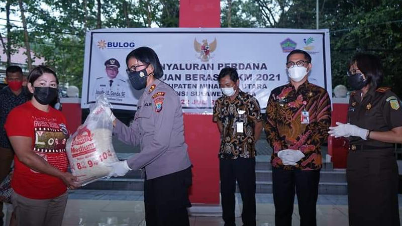 Perdana, Bupati Joune Ganda Mulai Salurkan Bantuan Beras PPKM