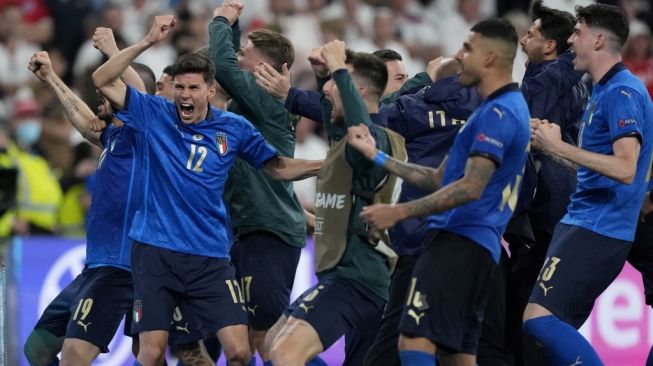 Para pemain Timnas Italia merayakan kemenangan atas Inggris di laga final Euro 2020 di Wembley, London, Senin (12/7/2021) pagi WIB. [Frank Augstein / POOL / AFP]