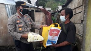 Kapolsek Ranowulu Sambangi Rumah Warga dan Berikan Ini