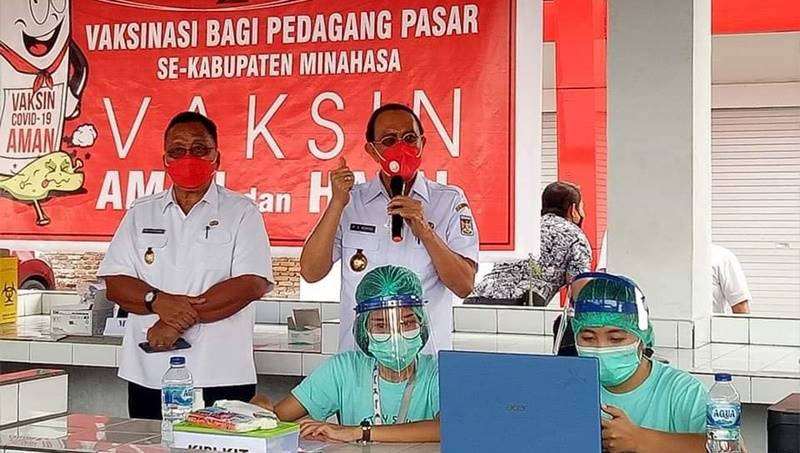 Bupati Royke Roring dan Wakil Bupati Robby Dondokambey saat meninjau kegiatan vaksinasi pedagang Pasar Tondano (foto IST).