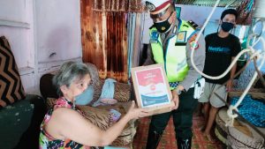 PPKM Diperpanjang, Satlantas Bitung Bantu Warga Terdampak Covid-19