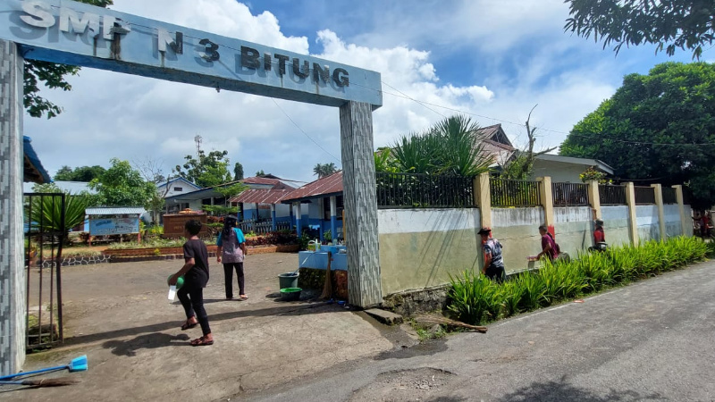 Giliran SMP Negeri 3 Kumersot "Dipermak" satgas TMMD ke-111