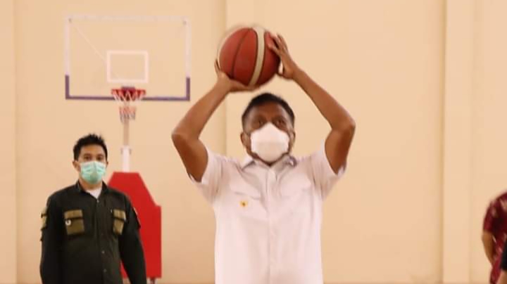 'Free Throw', Olly Dondokambey Tembakan Bola Basket dengan Sempurna