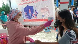 Istri Sekda Bitung “Turun Tangan” Layani Vaksinasi Covid-19