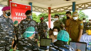 Hengky Honandar dan Danlantamal VIII Cek Serbuan Vaksin di Lembeh