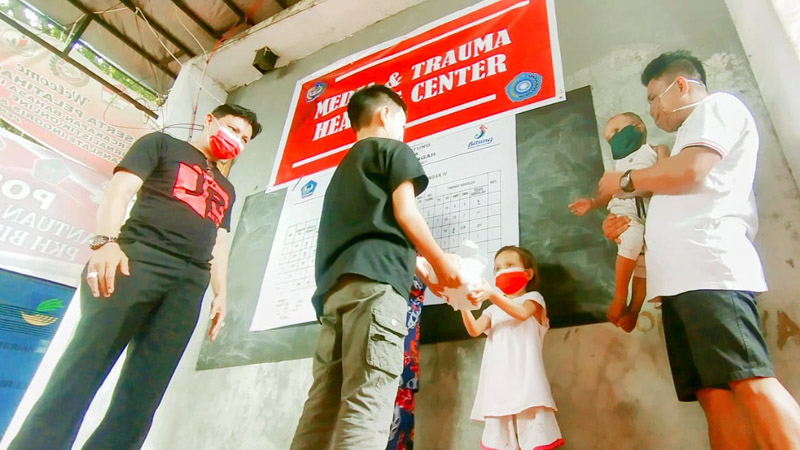 Berbagi dengan Penyintas Kebakatan Pasar Tua Cara Jemmy Ringkuangan Rayakan HUT ke-46 tahun